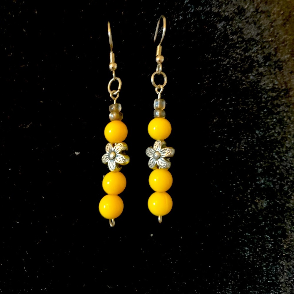 Yellow beaded earrings with daisies